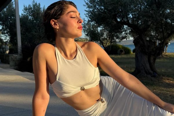 Cemre Baysel Tatil Kareleriyle Göz Kamaştırdı: Annesiyle Paylaştığı Fotoğraf Sosyal Medyada Olay Oldu!